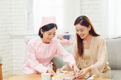 女子赴美生子去世后，俩孩子生父成谜，81岁外公申请监护权，法院判了