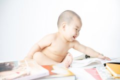 女子赴美生下两个孩子，生父成谜，她去世后孩子面临被驱逐出境风险，81岁外公申请成为监护人，法院判了
